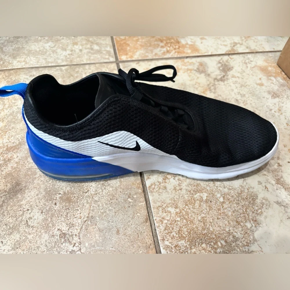 Nike air max motion Men's Black and White Athletic Shoes